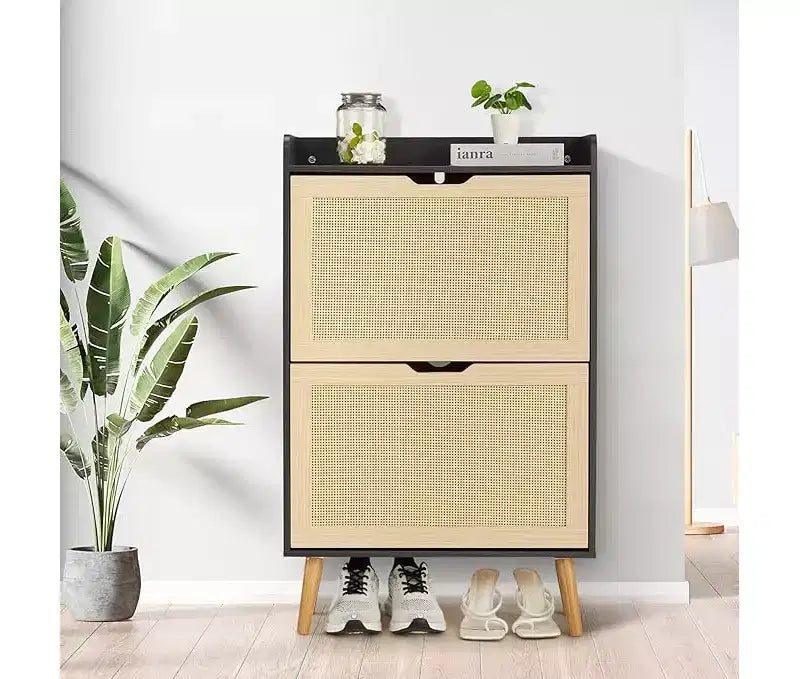 Meuble à chaussures dissimulé, tiroir basculant en rotin et dispositif anti-basculement